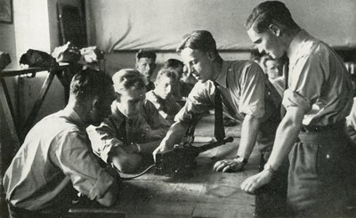 RAF-personale lærer om våben, 1941. af Charles Brown