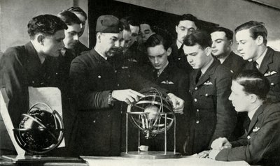 RAF-personale lærer navigation under Anden Verdenskrig, 1941. af Charles Brown