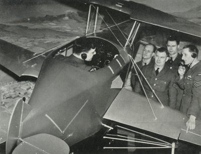 RAF-personale lærer at flyve i en flysimulator under Anden Verdenskrig, 1941. af Charles Brown