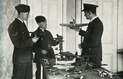 RAF-personale lærer at identificere fly under Anden Verdenskrig, 1941. af Charles Brown