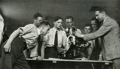 RAF-personel, der modtager flyvemotorinstruktion, 1941. af Charles Brown