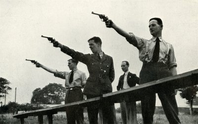 Revolverøvelser på Elementary Flying Training School, 1941. af Charles Brown