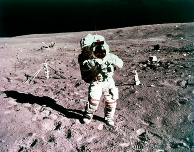 Astronaut John Young på månens overflade, Apollo 16 mission, 21. april 1972. af Charles Duke
