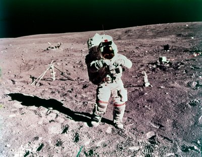 Astronaut John Young på månens overflade, Apollo 16 mission, april 1972. af Charles Duke