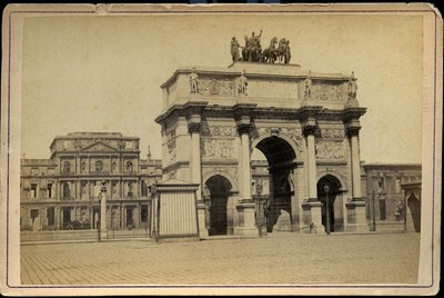 Frankrig, Ile-de-France, Paris (75): Triumfbuen du Carrousel med bygningerne i ruinerne af Tuileries imperiales af Charles & Fontaine Pierre (1762 1853) Percier