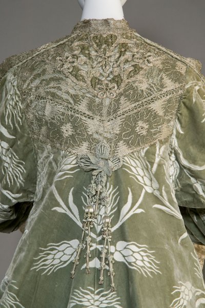 Bertha Palmers aftenfrakke, ca. 1902 (detalje bagpå). Silkesatin med skåret fløjl i hvedemønster, metallic tråd blonder, silke metallic kvaster. Værd, Paris. af Charles Frederick Worth
