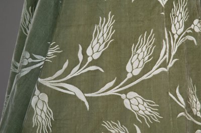 Bertha Palmers aftenfrakke, ca. 1902 (detaljeret billede af stof). Silkesatin med skåret fløjl i hvedemønster, metallic tråd blonder, silke metallic kvaster. Værd, Paris. af Charles Frederick Worth