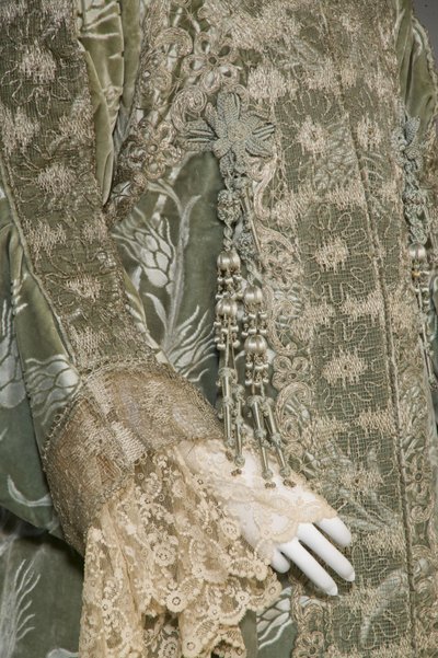 Bertha Palmers aftenfrakke, ca. 1902 (detaljeret billede af ærmet). Silkesatin med skåret fløjl i hvedemønster, metallic tråd blonder, silke metallic kvaster. Værd, Paris. af Charles Frederick Worth