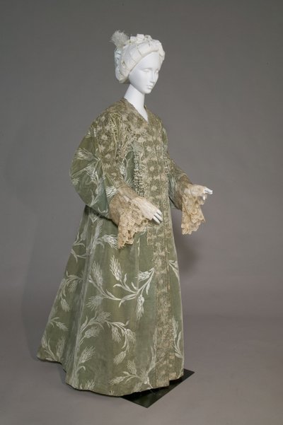 Bertha Palmers aftenfrakke, ca. 1902 (skrå udsigt foran). Silkesatin med skåret fløjl i hvedemønster, metallic tråd blonder, silke metallic kvaster. Værd, Paris. af Charles Frederick Worth