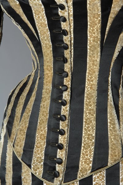 Aftenkjole, ca. 1884 (delvis af knaplukning). Silke satin og skåret fløjl, blonder, silketråd kvaster og frynser. Charles Frederick Worth, Frankrig. af Charles Frederick Worth