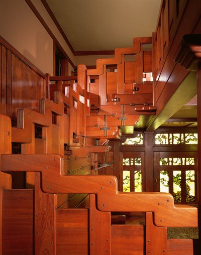 Ansicht des Handlaufs der Haupttreppe mit dem Vordereingang im Hintergrund von Charles & Henry (1870-1954) Greene