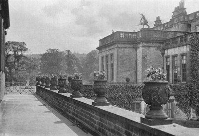 Udskårne stenvaser, East Terrace (s/h foto) af Charles Latham