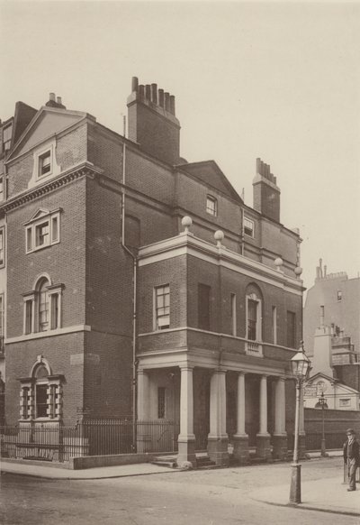 Corner House, South Audley Street, West af Charles Latham