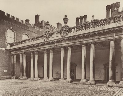 Hampton Court Palace, Colonnade til Kings Entrance af Charles Latham