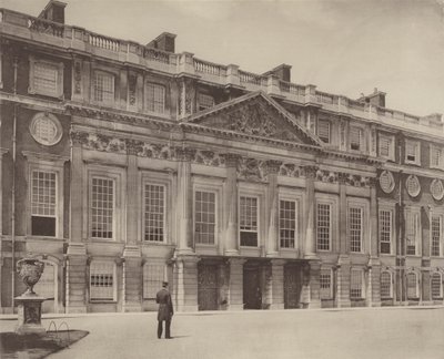 Hampton Court Palace, østfronten af Charles Latham