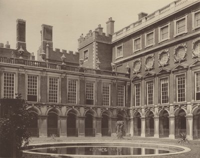 Hampton Court Palace, Fountain Court af Charles Latham