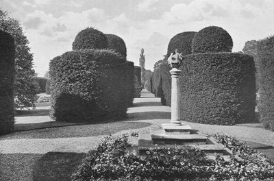 Heslington Hall: Shapely Topiary Work af Charles Latham