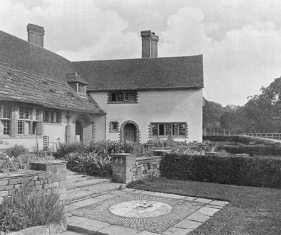 The Garden Court fra Vesten (s/h foto) af Charles Latham