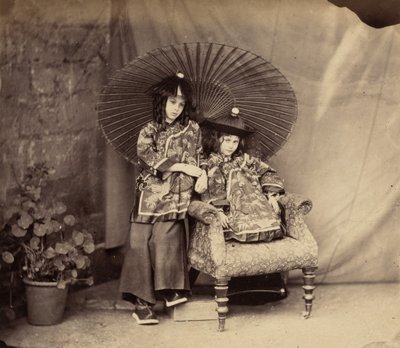 Lorina og Alice Liddell i kinesisk kjole af Charles Lutwidge Dodgson