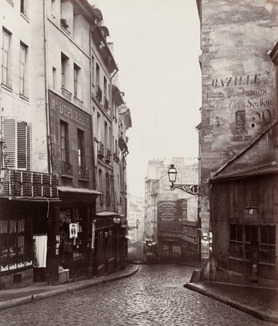 Rue de la Montagne-Sainte-Geneviève nær krydset ved Rue LaPlace (Rue de la Montagne-Sainte-Geneviève prés de carrefour de la rue LaPlace) af Charles Marville