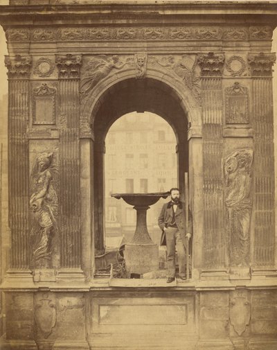 [Uidentificeret mand poserer i Fontaine des Innocents] af Charles Marville