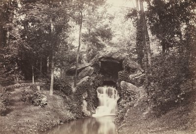 Udsigt over den lille grotte mod hjortedammen, Bois de Boulogne af Charles Marville
