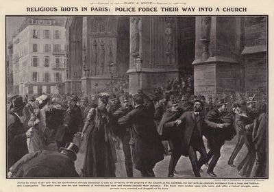 Politiet tvinger sig vej ind i en kirke i Paris under optøjer i protest mod opgørelserne af franske kirker bestilt af den franske regering som en del af dens politik om adskillelse af kirke og stat (litho) af Charles Mills (after) Sheldon