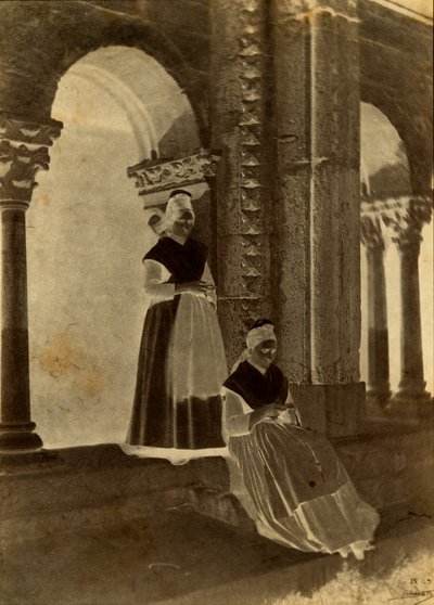 Arlésiennes i klostergangen ved Saint-Trophime i Arles af Charles Nègre