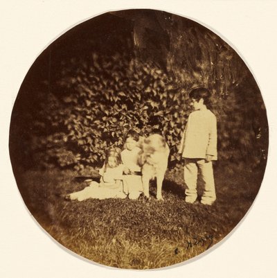 [Tre små børn og en hund i en have] af Charles Nègre