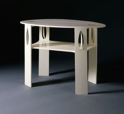 Et hvidt ovalt sidebord, oprindeligt designet til 14 Kingsborough Gardens, Glasgow af Charles Rennie Mackintosh