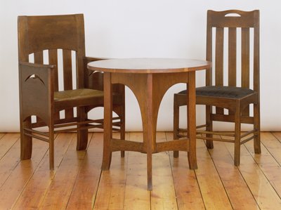 En lænestol, lavet til Luncheon Room, og spisestuestol, 1897, fra Miss Cranstons Argyle Street Tea Rooms, Glasgow, og et lejlighedsbord lavet til billardrummet på Miss Cranstons Buchanan St. af Charles Rennie Mackintosh
