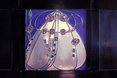 Møbler designet til nr. 120 Mains Street, Glasgow, sort skab med indlagt plakette, 1904 (træ, metal, emalje) af Charles Rennie Mackintosh