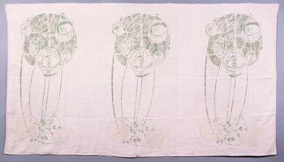 Panel med tre stiliserede rosenmotiver i grønt og cremefarvet, for den ene bagside af et hjørne, slå sig ned i tegnestuen ved 14 Kingsborough Gardens, ca. 1900 (stencileret linned) af Charles Rennie Mackintosh