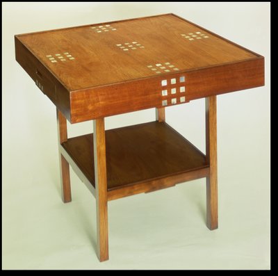 Bord med indlæg af perlemor, 1918 (bejdset mahognitræ med indlæg af perlemor) af Charles Rennie Mackintosh