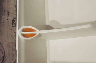 Hvidt skab designet til Mrs. Rowat, 1902 (træ, farvet glas, emalje) af Charles Rennie Mackintosh