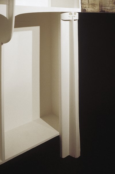 Hvidt skab designet til Mrs. Rowat, 1902 (træ, farvet glas, emalje) af Charles Rennie Mackintosh