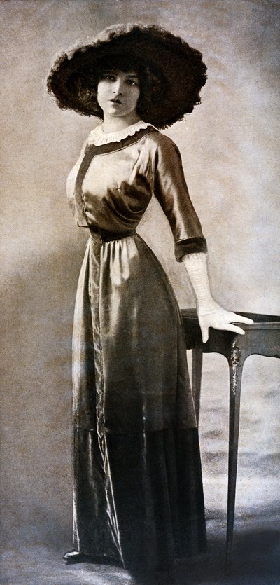 Portræt af Emilie Bouchaud, i taljen på polarhvepsen, omkring 1909 (s/h foto) af Charles Reutlinger