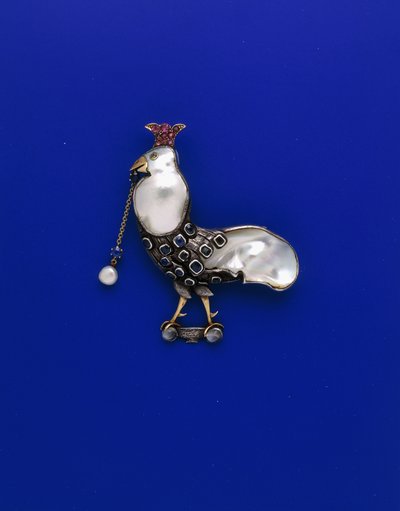 A Guild of Handicraft hvid og gul metalbroche i form af en 