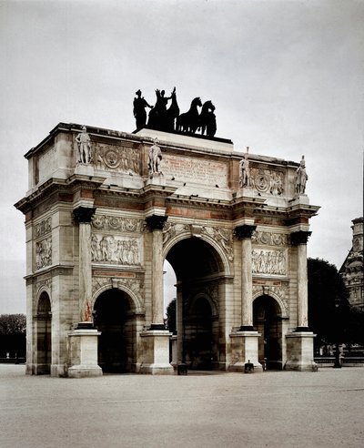 Udsigt over Triumfbuen du Carrousel realiseret af Pierre Francois Leonard Fontaine (1762-1853) og Charles Percier (1764-1838) i Paris (Louvre) af Charles and Fontaine Pierre Percier