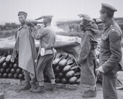 Kinesisk enhed opbevarer luftbomber ved et ammunitionsdepot i Frankrig af Chinese Photographer