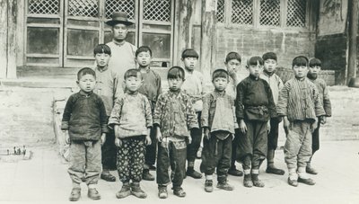 Skolelærer og elever af Chinese Photographer