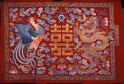Et kinesisk ophæng af rød uld med en central karakter i forgyldt tråd flankeret af en Fønix og en drage, 1800-tallet af Chinese School