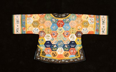 En kinesisk uformel patchwork-frakke, sammensat af sekskanter af broderede silke af Chinese School
