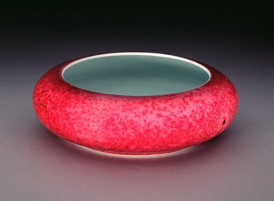 En kinesisk porcelæn peachbloom glasur børstevasker (porcelæn) af Chinese School