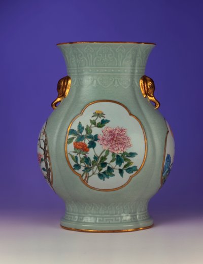 En fin og meget sjælden famille rose celadon-slebet vase med en forgyldt kontur emalje af prunus og roser, en af fire emaljer forestillende "Flowers of the Four Seasons", 1735-1795 af Chinese School