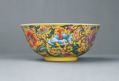 En fin famille rose gul-malet skål, 1821-1850 af Chinese School