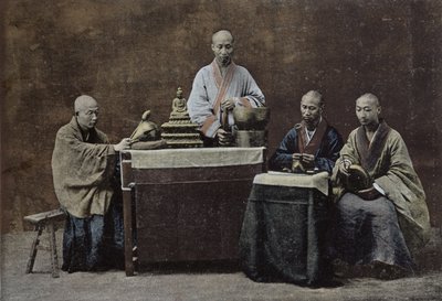En gruppe kinesiske bonzes; graveret og trykt af Gilot; 1896 af kinesisk skole, (1800-tallet) af Chinese School