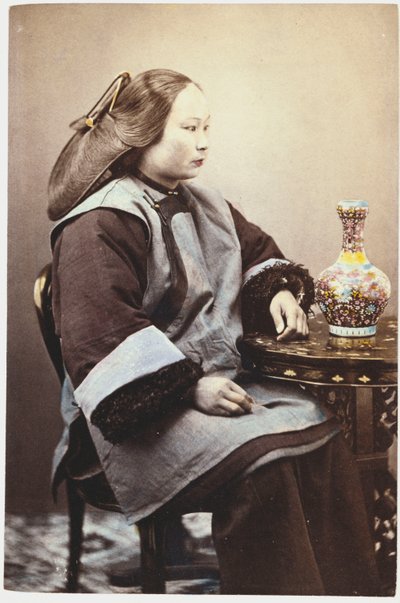 A hand tinted photograph of a young Chinese womandani af Chinese School