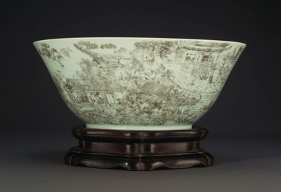 En stor indskåret porcelænsskål, der viser en kontinuerlig scene af damer på paladsområdet, 1796-1820 af Chinese School