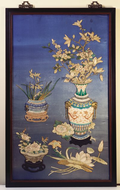 Et silkepanel, der forestiller vaser med kirsebærblomster, magnolia og orkideer og en jardinere med roser blandt kviste af lotus, dagliljer og morgenfruer af Chinese School